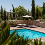 Piscina luxuosa com decoração elegante e acabamentos premium