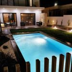 Piscina com água azul cristalina, num jardim luxuoso