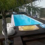 Piscina luxuosa envolvida no chão em madeira