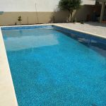 Piscina grande, demostrando um ambiente acolhedor e relaxante