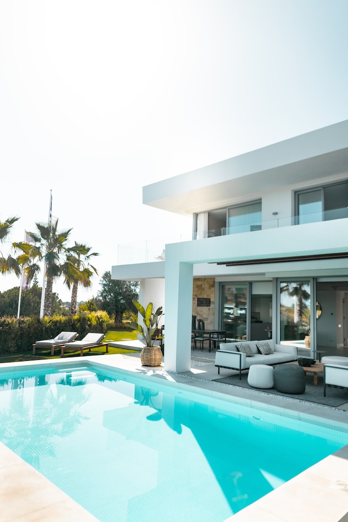 Casa moderna com piscina ao ar livre e design contemporâneo